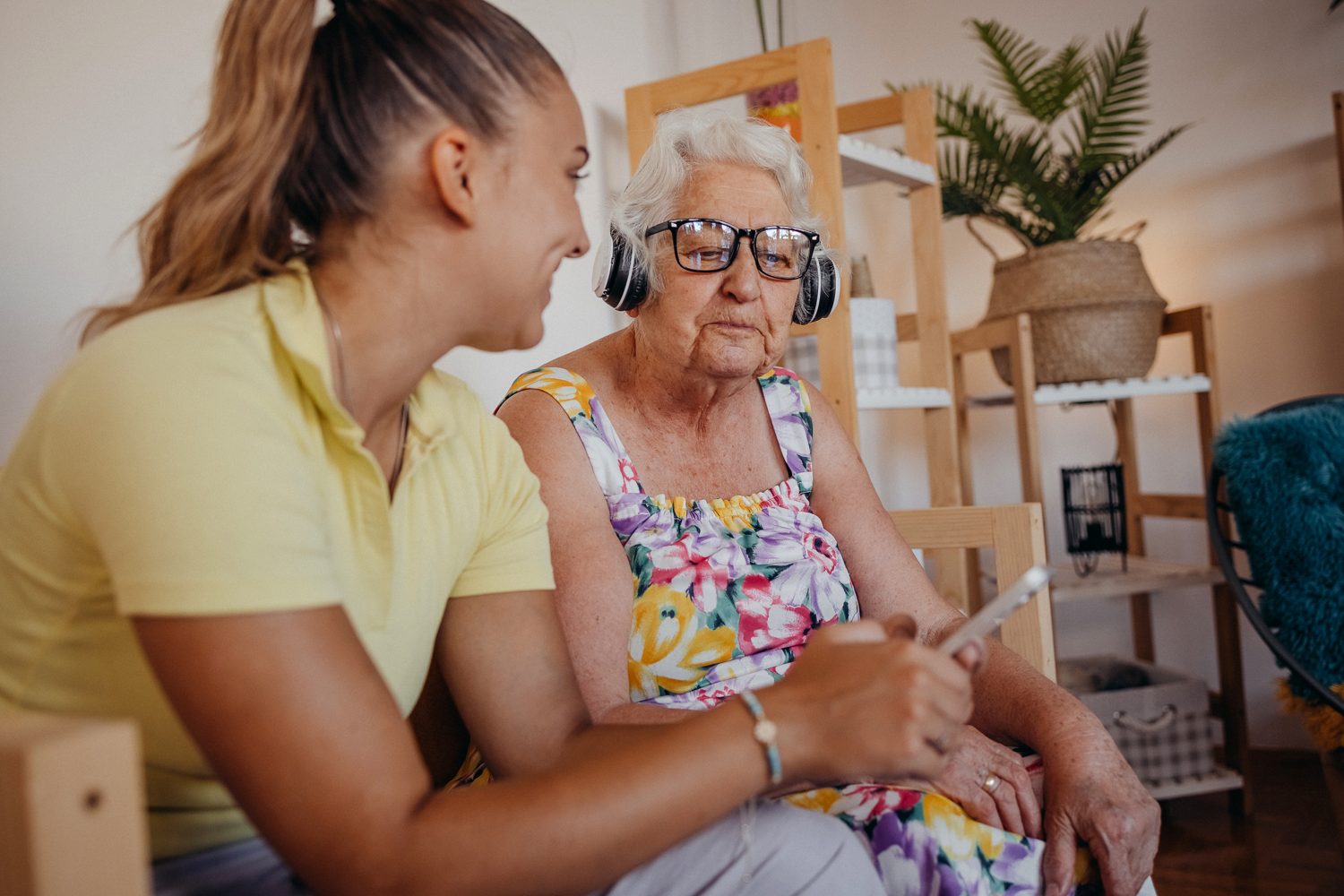 AGiL Betreuerin verbringt Zeit mit einer Seniorin