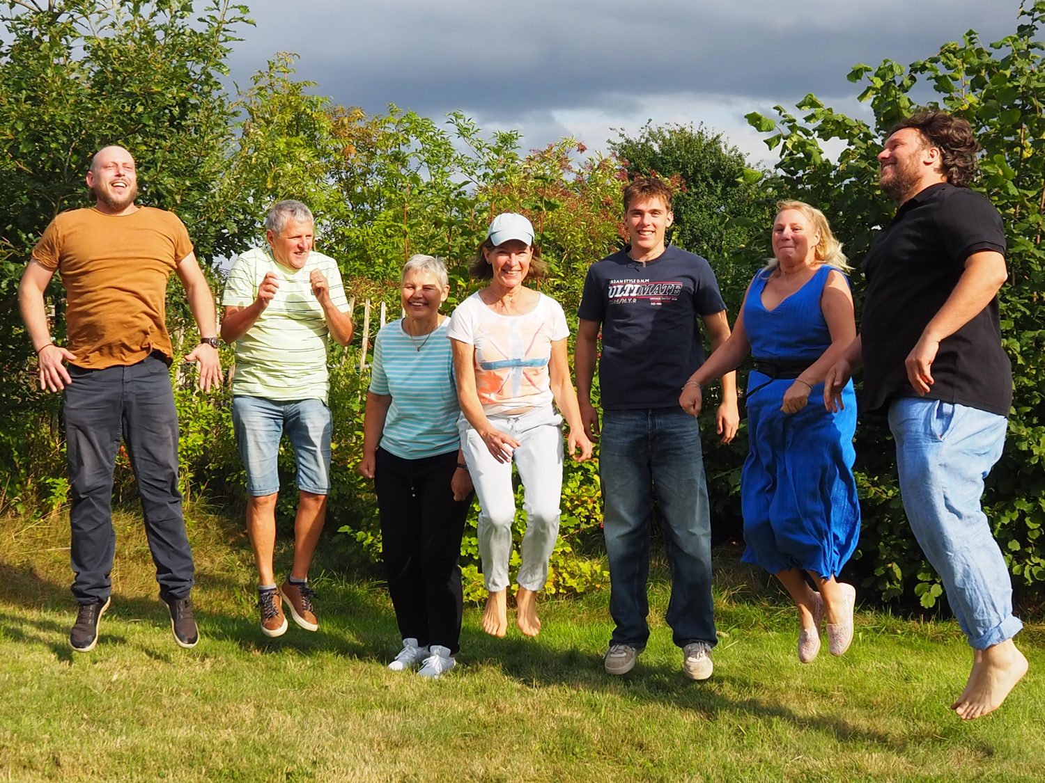 Das Team von AGiL gemeinsam im Garten